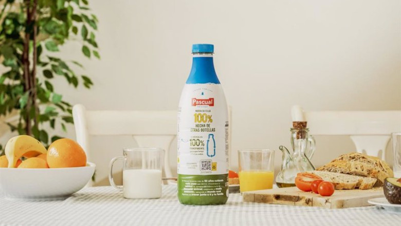 ep pascual presenta una botella de leche fabricada totalmente a partir del plastico de otras ep pascual presenta una botella de leche fabricada totalmente a partir del plastico de otras