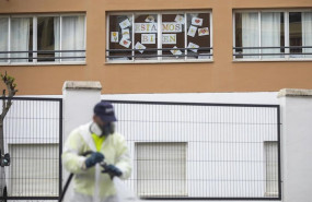 ep personal del ayuntamiento desinfecta la zona del centro de personas mayores joaquin rosillo de