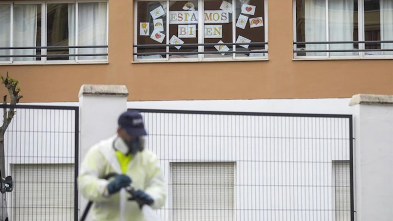 ep personal del ayuntamiento desinfecta la zona del centro de personas mayores joaquin rosillo de ep personal del ayuntamiento desinfecta la zona del centro de personas mayores joaquin rosillo de