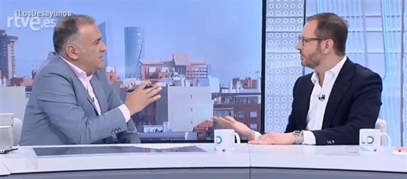 El presentador de los Los desayunos de TVE, Xabier Fortes, y el vicesecretario de Organización del Partido Popular, Javier Maroto, tienen un rifirrafe durante un momento del programa por la entrevista a Arnaldo Otegi, coordinador de Bildu | RTVE ep presentadorlosdesayunostve xabier fortes yvicesecretarioorganizacionpartido popular javier maroto tienenrifirrafe durantemomentoprogramala entrevistaarnaldo otegi coordinadorbildu