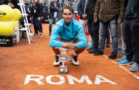 ep rafa nadal posa con su trofeo de campeon del masters 1000 de roma de 2019