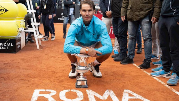 ep rafa nadal posa con su trofeo de campeon del masters 1000 de roma de 2019