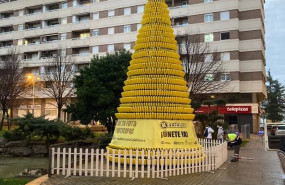 ep reciclos anima a los vecinos de calahorra a seguir reciclando con un arbol de navidad hecho con