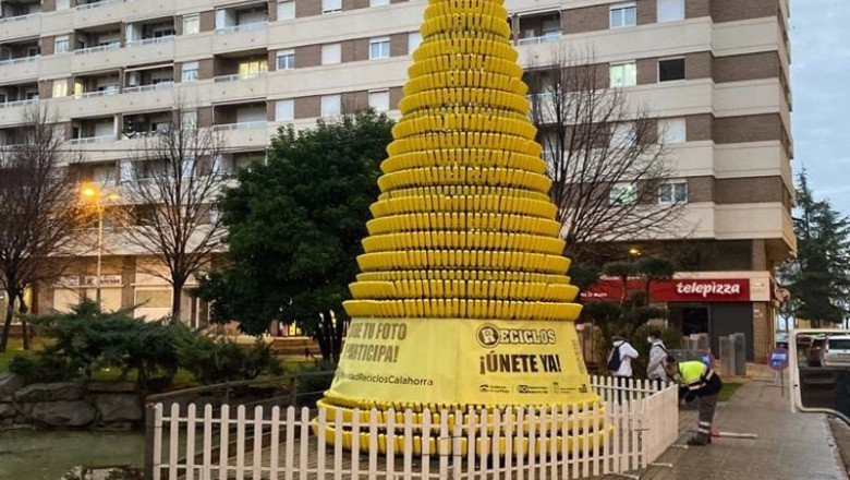 ep reciclos anima a los vecinos de calahorra a seguir reciclando con un arbol de navidad hecho con