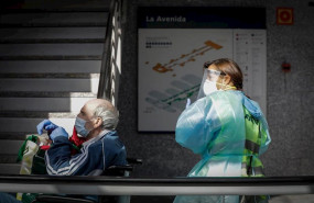 ep un hombre protegido con mascarilla tras conseguir el alta en el hospital de campana de ifema
