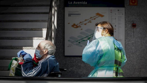 ep un hombre protegido con mascarilla tras conseguir el alta en el hospital de campana de ifema