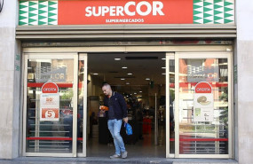ep un hombre sale de un supermercado supercor en madrid ep un hombre sale de un supermercado supercor en madrid