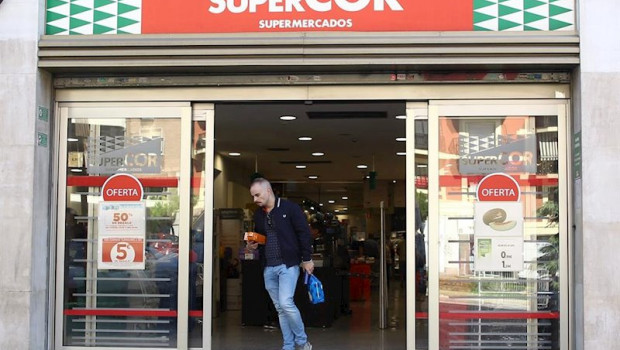 ep un hombre sale de un supermercado supercor en madrid