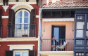 ep un joven con su telefono movil en el balcon de su casa en la plaza del castillo de pamplona