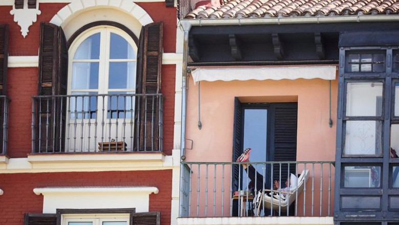 ep un joven con su telefono movil en el balcon de su casa en la plaza del castillo de pamplona ep un joven con su telefono movil en el balcon de su casa en la plaza del castillo de pamplona