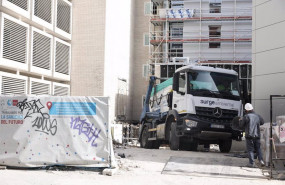 ep un obrero y un camion contenedor en una obra a 11 de febrero de 2022 en madrid