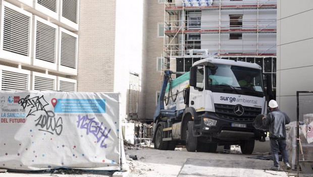 ep un obrero y un camion contenedor en una obra a 11 de febrero de 2022 en madrid