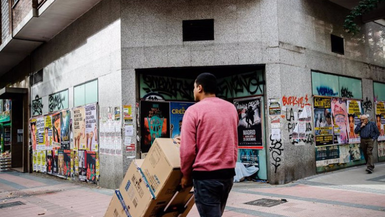 ep un repartidor carga con varias cajas en una imagen de archivo ep un repartidor carga con varias cajas en una imagen de archivo
