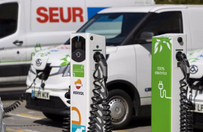 ep un vehiculo electrico de seur recargando en un punto de recarga de repsol