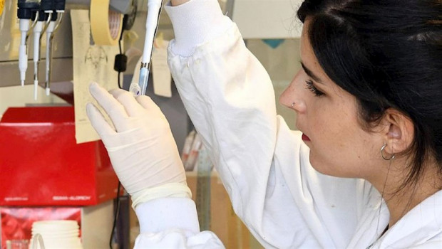 ep una investigadora trabaja en el laboratorio cimus de la usc