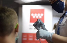 ep una sanitaria se prepara para realizar un test de antigenos a un hombre en un dispositivo de ep una sanitaria se prepara para realizar un test de antigenos a un hombre en un dispositivo de