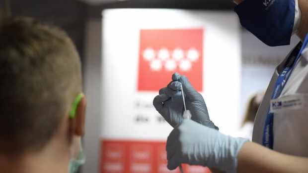 ep una sanitaria se prepara para realizar un test de antigenos a un hombre en un dispositivo de