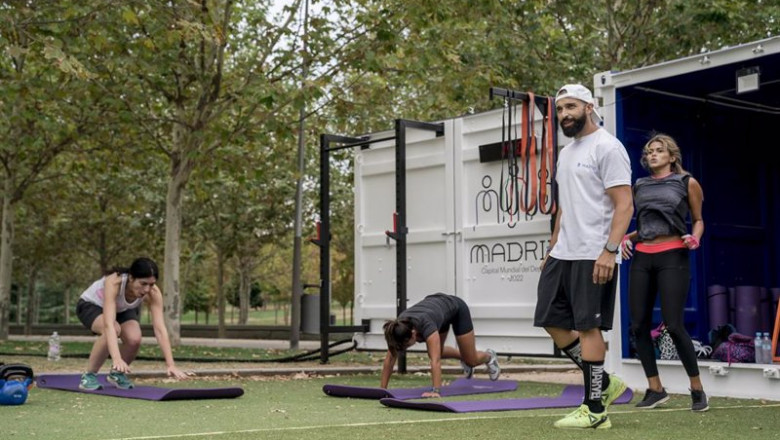 ep varias personas entrenan en cubo gym ubicado en madrid rio