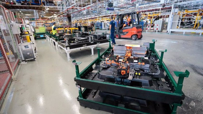 Varios operarios trabajan en la sede de Stellantis, el día que la vicepresidenta primera del Gobierno y ministra de Asuntos Económicos y Transformación Digital, ha visitado la fábrica, a 16 de septiembre de 2021, en Vigo, Pontevedra, Galicia (España). | Marta Vázquez Rodríguez - Europa Press ep varios operarios trabajan en la sede de stellantis el dia que la vicepresidenta primera del
