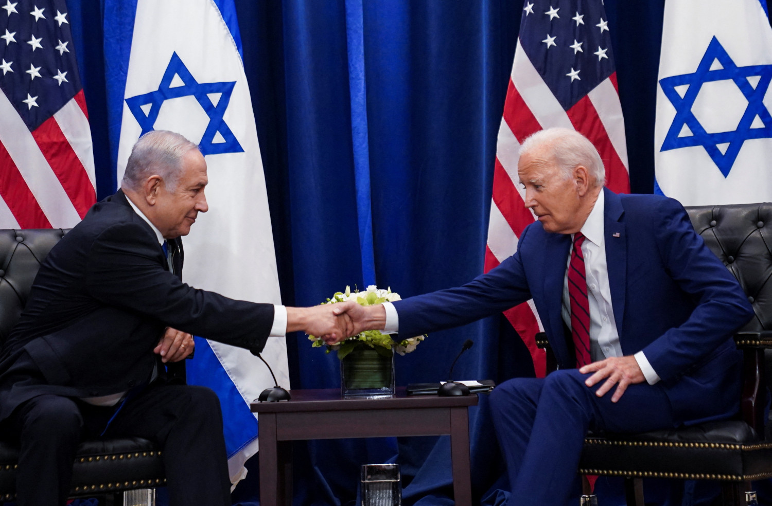 le president americain joe biden tient une reunion bilaterale avec le premier ministre israelien benjamin netanyahu a new york 