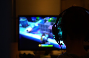 niño jugando videojuego (1) min niño jugando videojuego (1) min