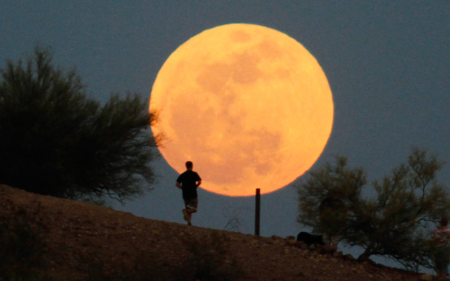 Así se ha visto la Superluna rosa en España: su destello ha aumentado un 15%