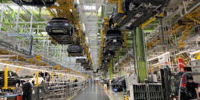 vue generale des chaines de production du constructeur automobile allemand mercedes benz dans une usine a rastatt 