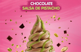 yogur helado de chocolate con salsa de pistacho de smoy yogur helado de chocolate con salsa de pistacho de smoy