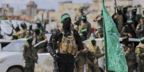 des combattants du hamas sur le lieu de la remise des otages israeliens au camp de refugies de nuseirat dans le centre de la bande de gaza dans le cadre de la septieme liberation d otages le 22 fevrier 2025