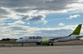 ep archivo   avion de la aerolinea air baltic en el aeropuerto de alicante elche miguel hernandez