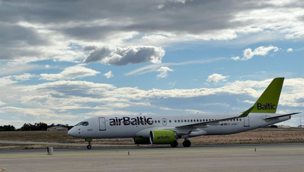 ep archivo   avion de la aerolinea air baltic en el aeropuerto de alicante elche miguel hernandez