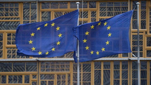 ep archivo   banderas de la ue en la sede de la comision europea en bruselas