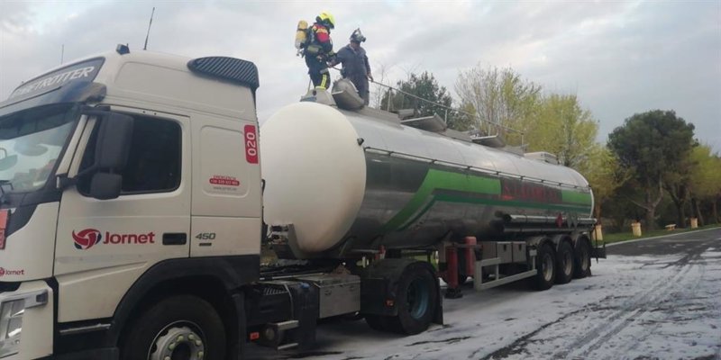 ep archivo   bomberos del ceis rioja atajan la fuga en un camion de mercancias peligrosas a la