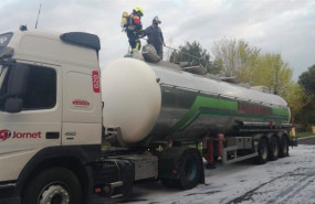 ep archivo   bomberos del ceis rioja atajan la fuga en un camion de mercancias peligrosas a la
