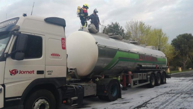 ep archivo   bomberos del ceis rioja atajan la fuga en un camion de mercancias peligrosas a la