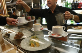 ep archivo   camarero poniendo cafes en un bar
