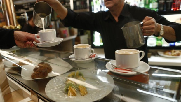 ep archivo   camarero poniendo cafes en un bar