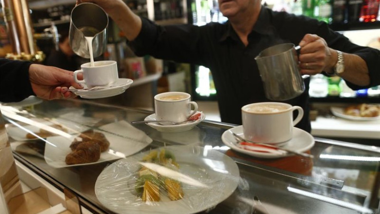 ep archivo   camarero poniendo cafes en un bar