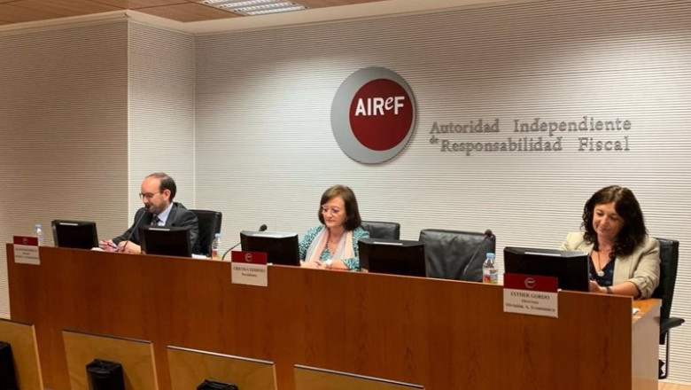 Archivo - La presidenta de la AIReF, Cristina Herrero, en el centro, en una imagen de archivo | AIREF - Archivo ep archivo la presidenta de la airef cristina herrero en el centro en una imagen de archivo