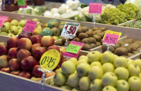 ep archivo   manzanas y otras frutas en una fruteria en un puesto de un mercado en madrid espana