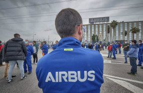 ep archivo trabajadores de airbus puerto real concentrados ante la planta ep archivo trabajadores de airbus puerto real concentrados ante la planta