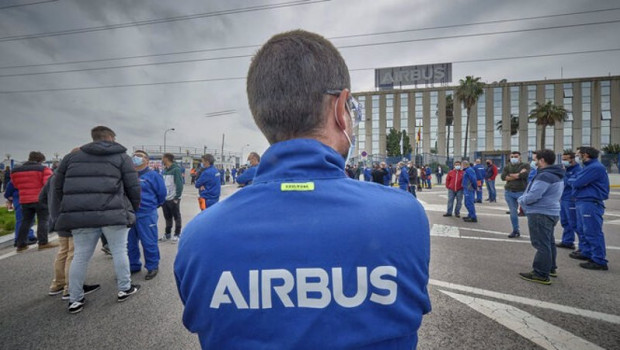 ep archivo   trabajadores de airbus puerto real concentrados ante la planta