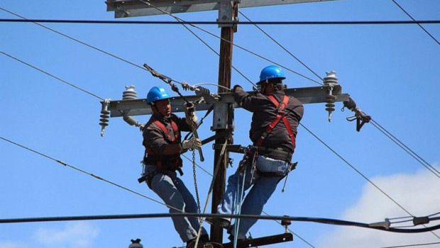 ep archivo trabajadores en un poste telefonico ep archivo trabajadores en un poste telefonico