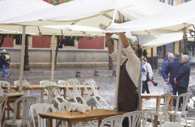 ep archivo   un camarero preparando la terraza para los clientes de un bar