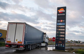 ep archivo   un camion pasa al lado de una gasolinera situada en el eje manzanares valdepenas de la