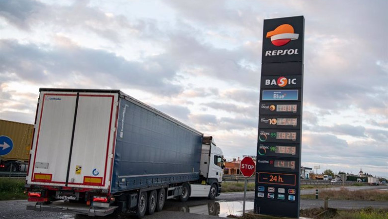 ep archivo un camion pasa al lado de una gasolinera situada en el eje manzanares valdepenas de la ep archivo un camion pasa al lado de una gasolinera situada en el eje manzanares valdepenas de la