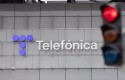 ep archivo   un semaforo en rojo frente a la sede de telefonica
