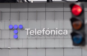 ep archivo   un semaforo en rojo frente a la sede de telefonica