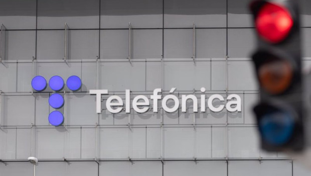 ep archivo   un semaforo en rojo frente a la sede de telefonica