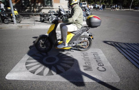 ep archivo   una moto pasa por encima de una senal de madrid central que indica restricciones al